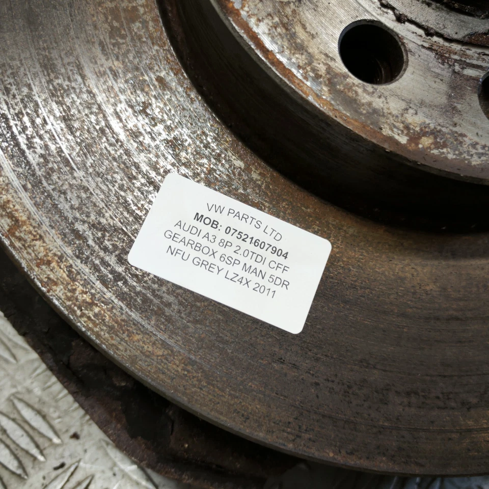 AUDI A3 8P DRIVER SIDE FRONT HUB 2.0TDI CFF 2009-2012 - Image 2 of 4