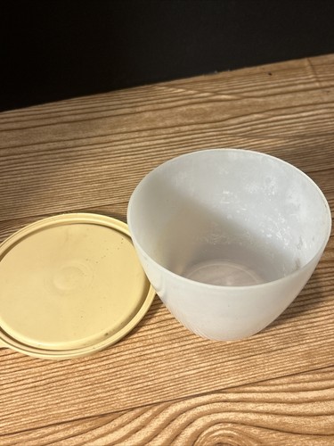 Vintage Tupperware #148 Clear Refrigerator Bowl & 215 Almond Lid - Picture 4 of 4