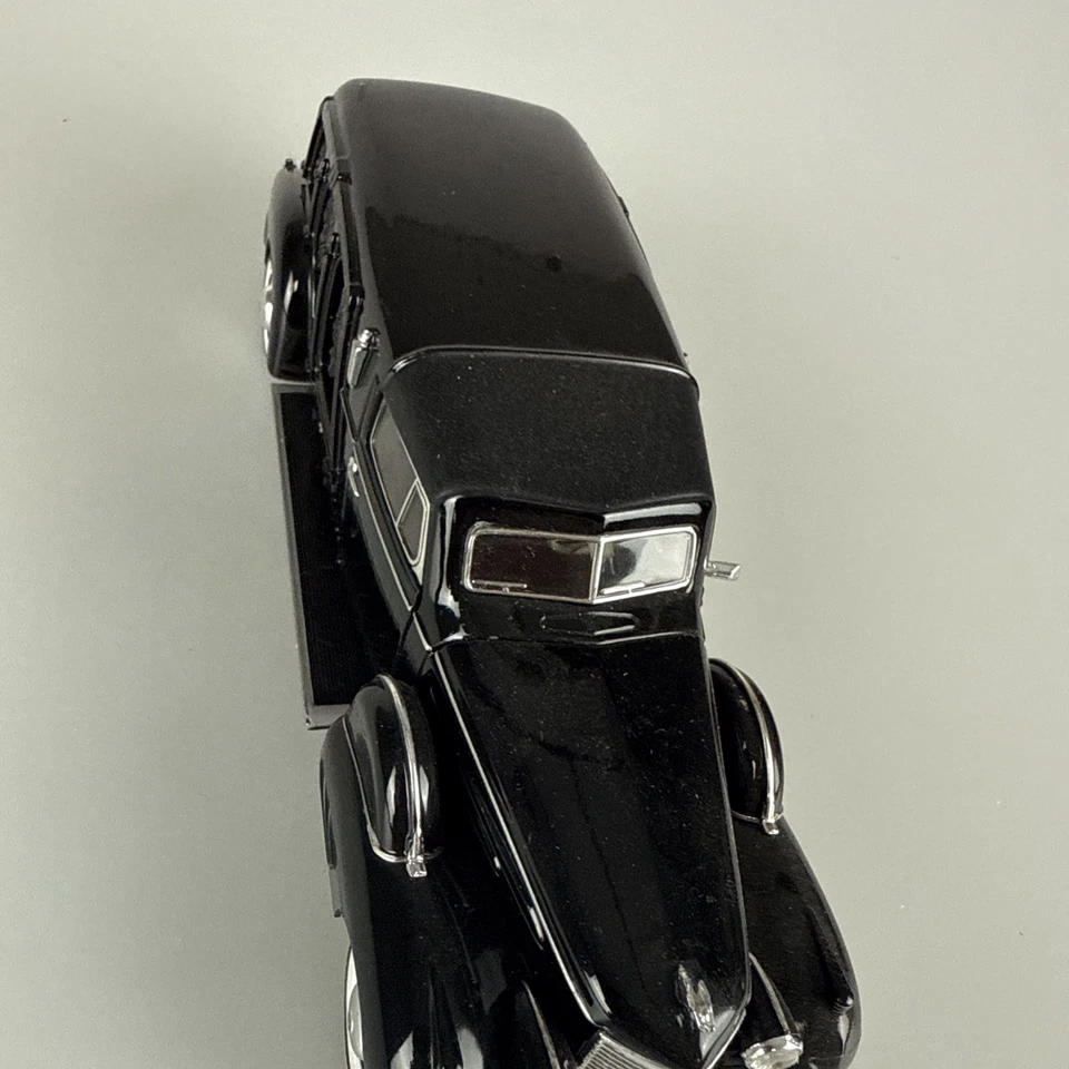 Signature Cadillac Classics 1938 Cadillac Panel Car Black 1:32 #32811 - Image 3 of 4