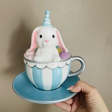 TK Maxx Osterhase Hase in Teetasse und Untertasse mit Partyhut Keramik NEU