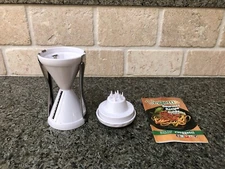 VEGGETTI Spiral Vegetable Slicer w/22 Page Instruction & Recipe  Booklet