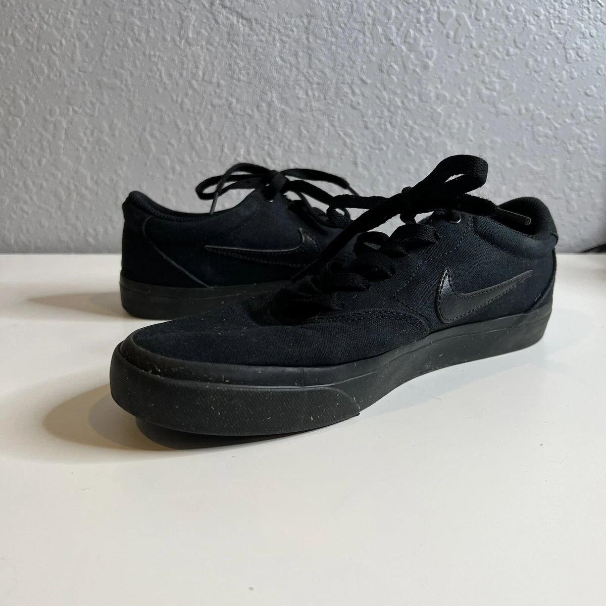 Nike SB Solarsoft Charge Low Top Men s Size 8 Skate Shoes Triple Black Canvas