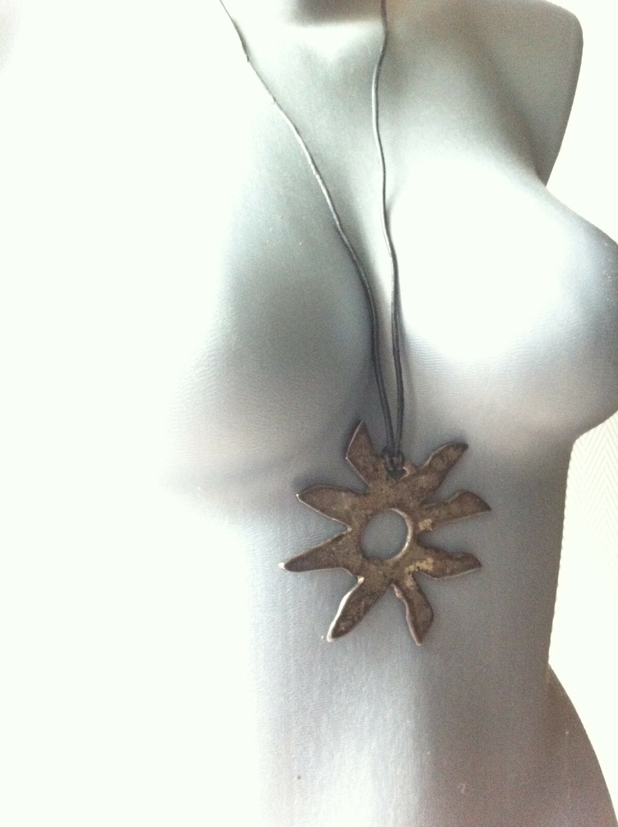Collier Vintage Signé SCOOTER PARIS - Pendentif Soleil Moderne En Métal Et Cuir Argenté - Pièce Unique Française