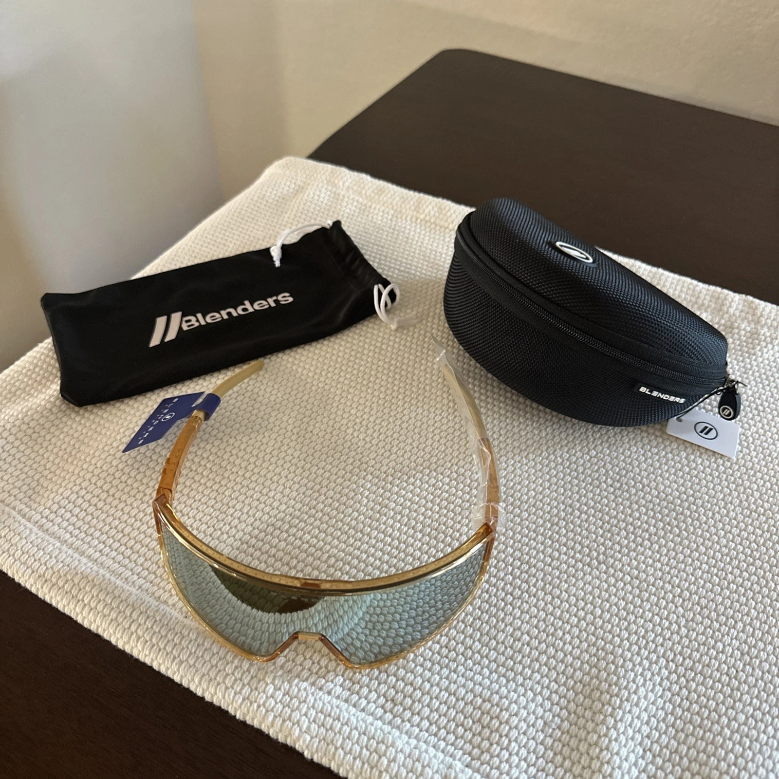 🔥 Blenders Eclipse Eyewear Gold, Polarized Sun glasses, Wrap Around w/Case NEW
Opens in a new windo
