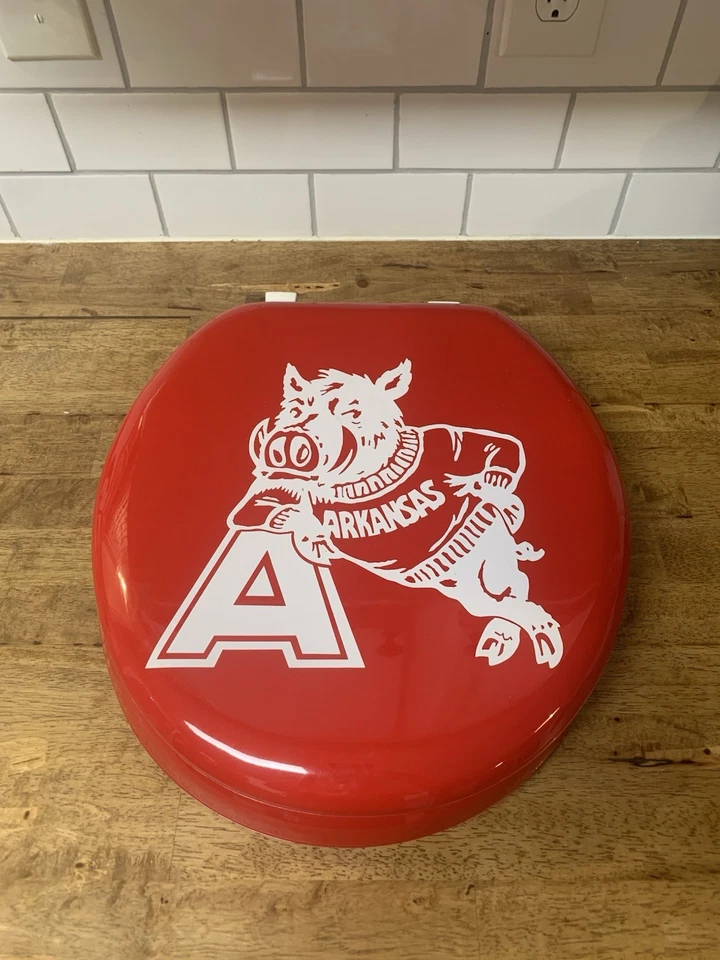 Cojín Arkansas Razorbacks asiento de inodoro estándar hombre cueva baño decoración Foto 2 de 3