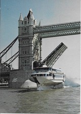 P&O Jetfoil Ostende-London at Tower Bridge scarce