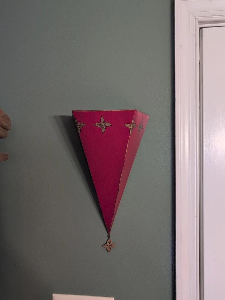 Par de apliques de pared triangulares de metal rojo pintado Southern Living  Foto 2 de 3