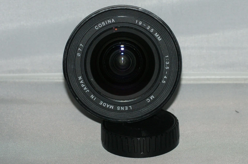 Cosina 19-35 mm F3,5-4,5 MC AF para Sony montura A con tapas de lentes, filtro UV y estuche Foto 2 de 4