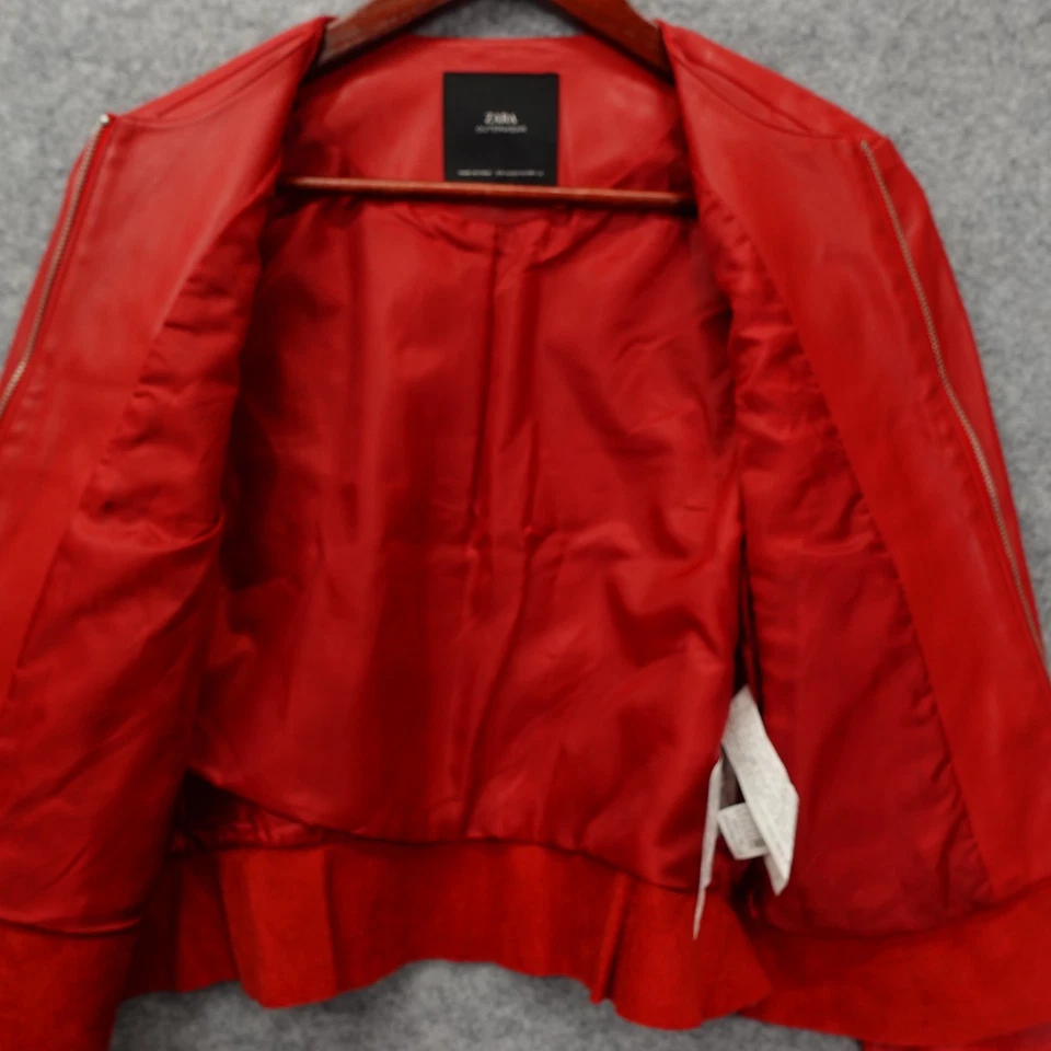Jaqueta de Moto Vermelha Feminina XS Cropped Fina Couro Sintético Sem Gola Motociclista Rocker ZARA - Imagem 2 de 4