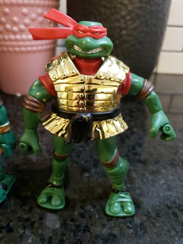 Limited Edition TEENAGE MUTANT NINJA TURTLES (TMNT) GOLD KNIGHTS figures set of2 - Picture 2 of 10