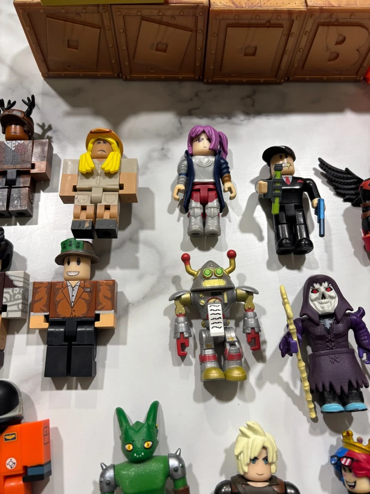 Robolox Lote Mixto Figuras Juguetes Piezas Accesorios con Códigos Tiburón Rey Goo Goblin Foto 3 de 4