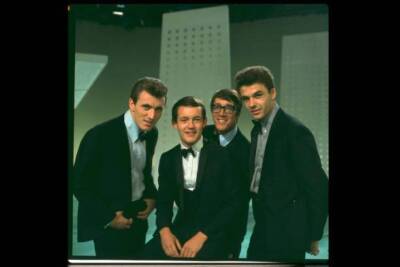Bruce Welch Brian Bennett Hank Marvin and John Rostill of instrume - TV Photo 1