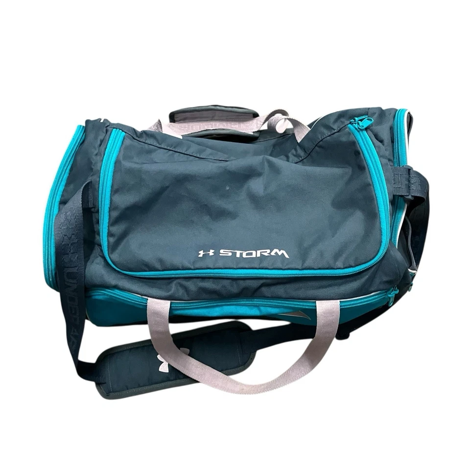 Bolsa de viagem Under Armour Storm cinza e azul-petróleo com compartimento de sapatos viagem noturna - Imagem 2 de 4