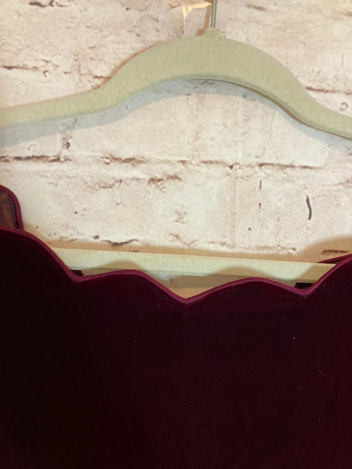 Vestido de terciopelo Maggy London para mujer 8 bordes festoneados borgoña oscuro romántico largo Foto 3 de 4