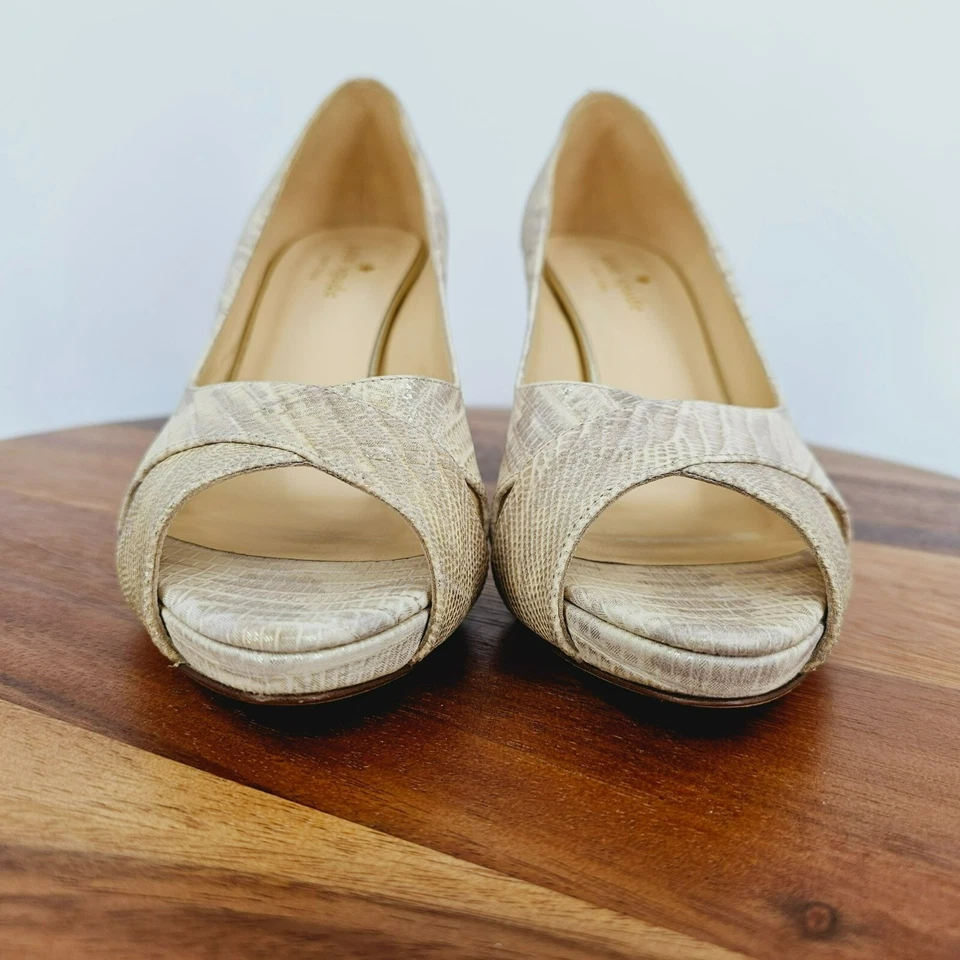 Tacones Kate Spade 7.5 Billie Cuero Peep Toe Texturizado Serpiente Crema Dorado Metálico Foto 3 de 4