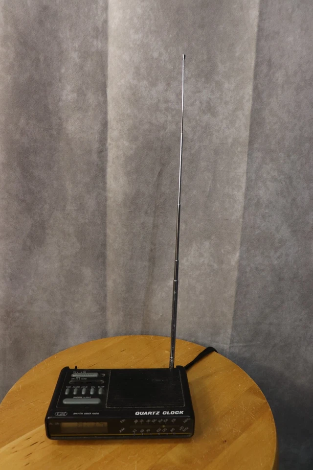 Tozai Clock Radio Cordless AM/FM Vintage Quartz Model 6868 Tested & Works! - Image 3 of 3