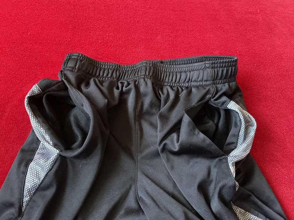 Спортивные шорты Champion для мальчиков с эластичной талией с черными и серыми боковыми карманами L (12–14) - Изображение 3 из 4