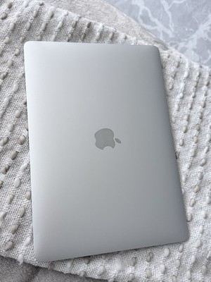 MacBook Air 2020 13.3'' (256GB SSD, Apple M1, 8GB) Laptop - Silber