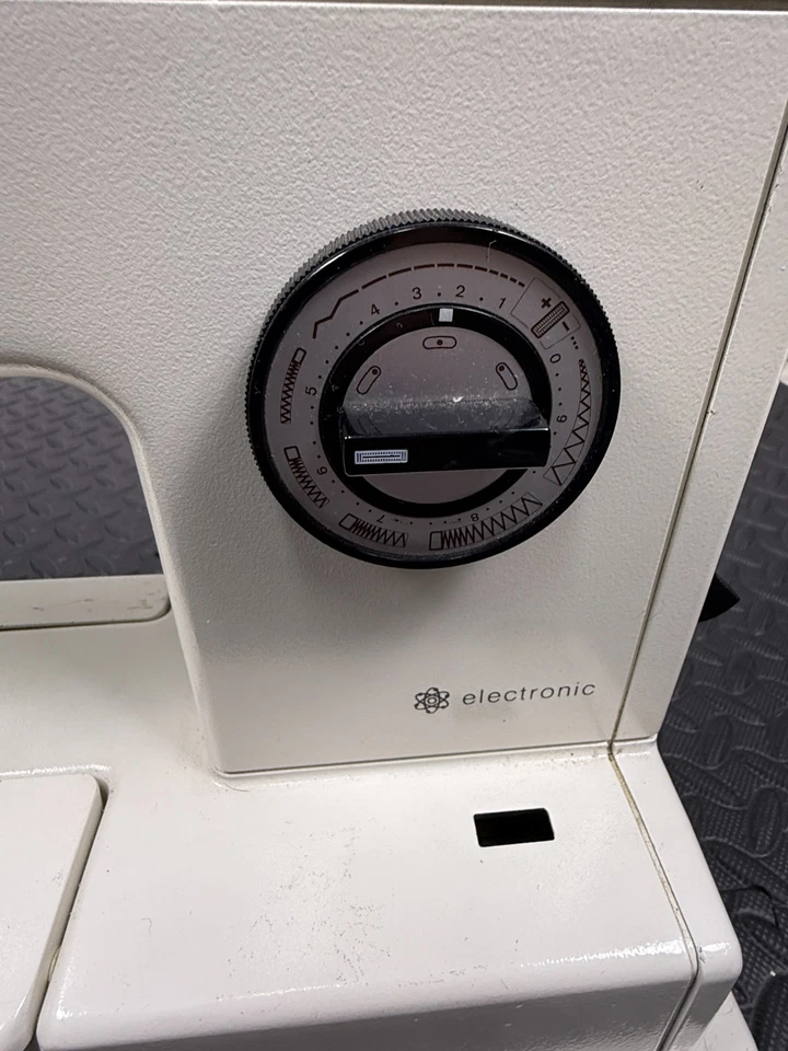 Pfaff 缝纫机 1222E 重型机器 1222E(用于维修/零件)+ 踏板 — 第 3/4 张图片