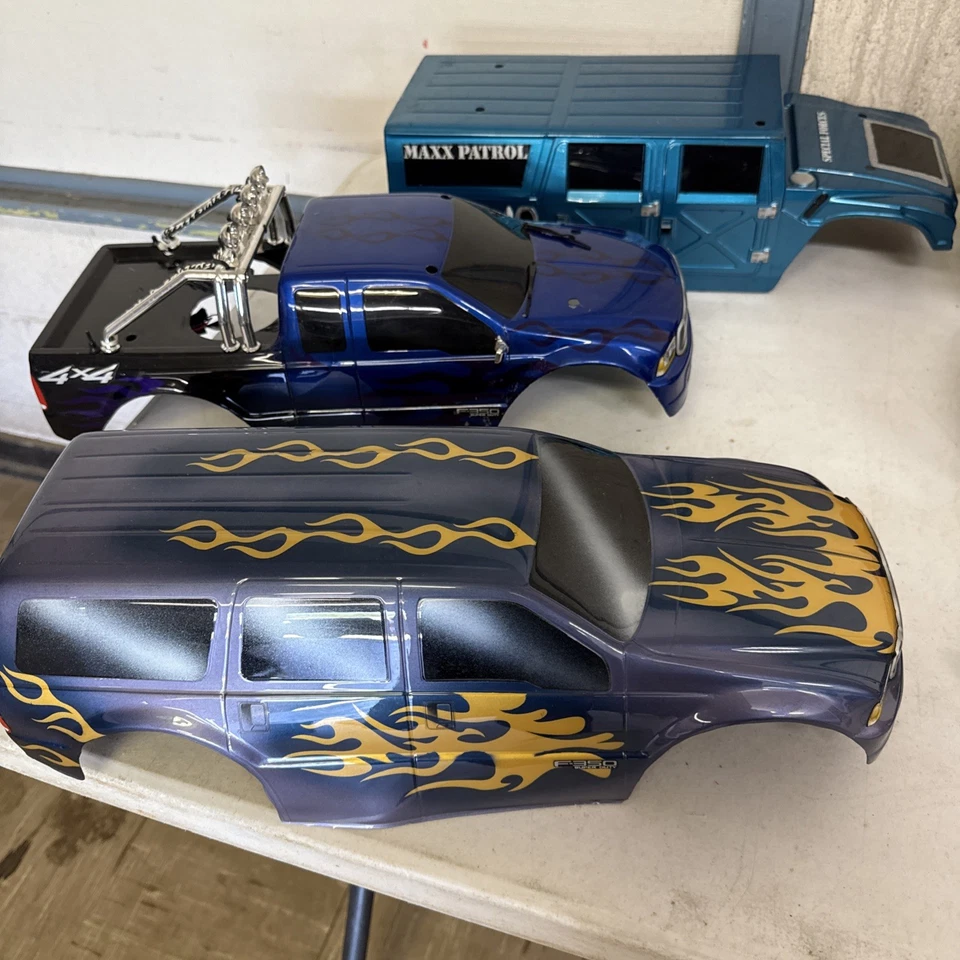 Camión Traxxas T-Maxx Modelo 4910 Enorme RC Control Remoto con Accesorios y Más Foto 2 de 4