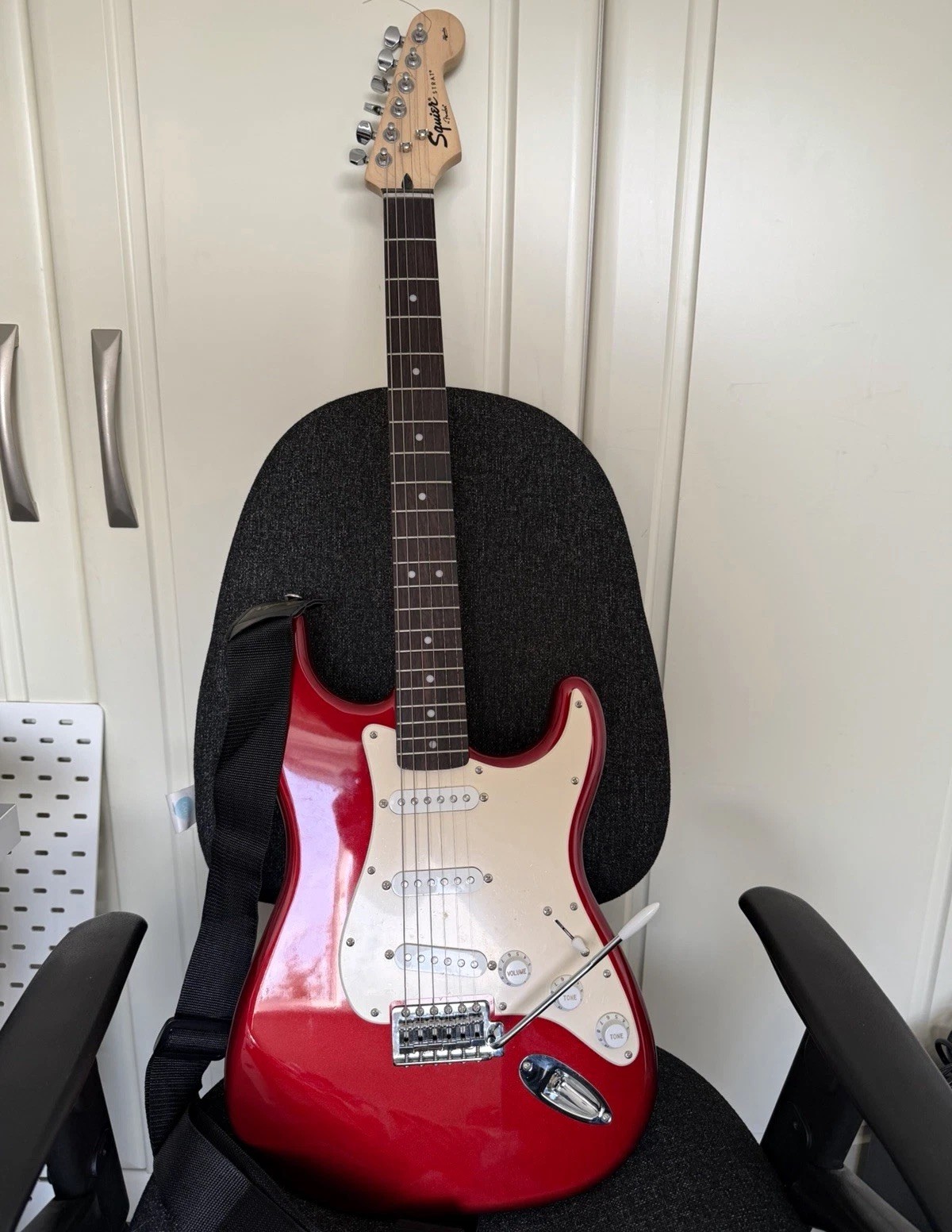 Squier by Fender Affinity Stratocaster Electric Guitar Bundle + Frontman 15G Amp