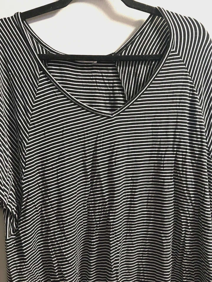 Top Mujer Talla Grande Doble Cero Marca Blanco y Negro Rayas Cuello en V Elástico Foto 2 de 4