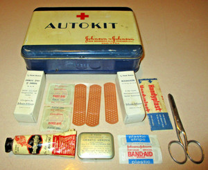 RED CROSS-JOHNSON & JOHNSON FIRST AID AUTOKIT Vintage Tin Made in USA + CONTENTS