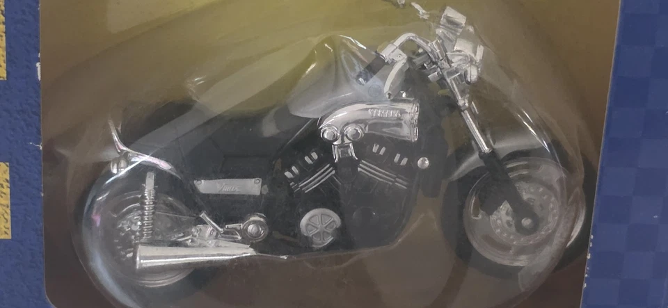 Silver Yamaha VMAX Motorcycle Model 1:18 Road And Track Miniature V-max - Image 2 of 3