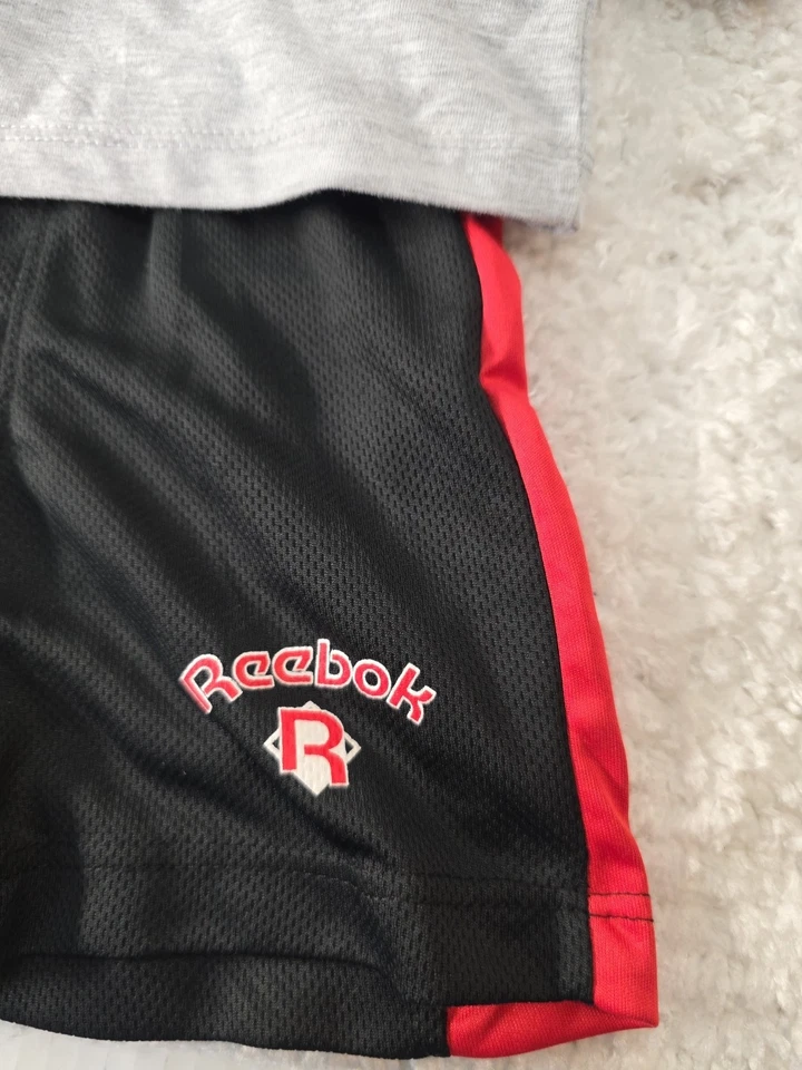 Conjunto de 2 piezas Reebok para niños pequeños talla 2T Foto 3 de 4