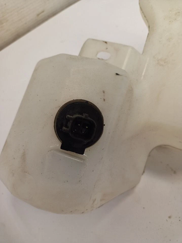 Wash Reservoir from 2014 Cadillac ELR 10125912 - Image 3 of 4