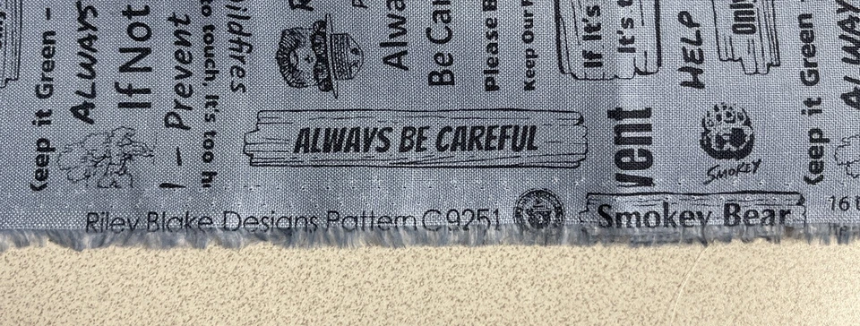 Tela de edredón de algodón SMOKEY THE BEAR 2019 Riley Blake AZUL signos texto FQ Foto 4 de 4