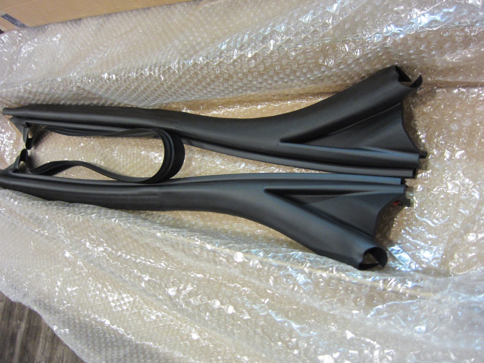 Maserati GranCabrio. Windscreem Upper Gasket.(NEW) Part# 83078100