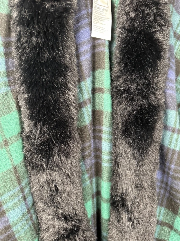 Poncho de vacaciones Bell by Kim grava tartán a cuadros con capa envolvente de piel sintética O/S Foto 4 de 4