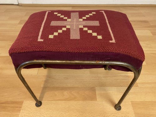 Stunning Vintage Footstool Foot Rest Stool With Iron Base & Embroidered Design - Picture 3 of 15