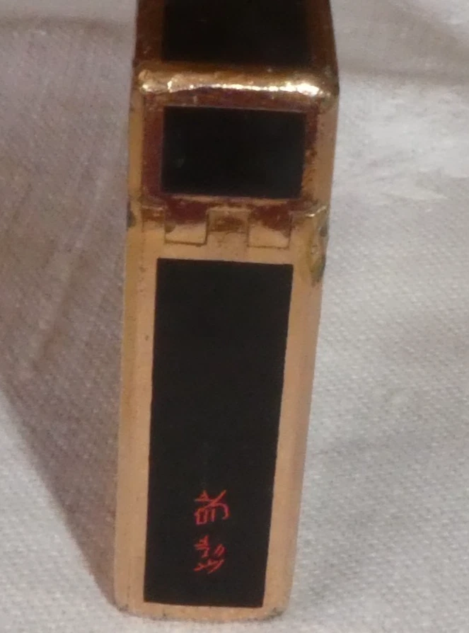 Ancien Briquet St Dupont Paris en laque de chine noir et plaqué or - Photo 2/4