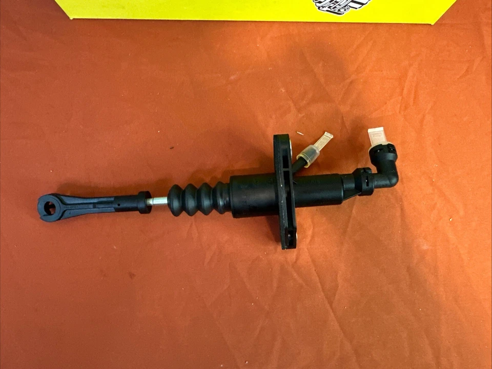 Cilindro maestro de embrague LuK LMC573 se adapta a Saturn Vue 2002, 2003, 2004, 2005 2,2 L Foto 2 de 4