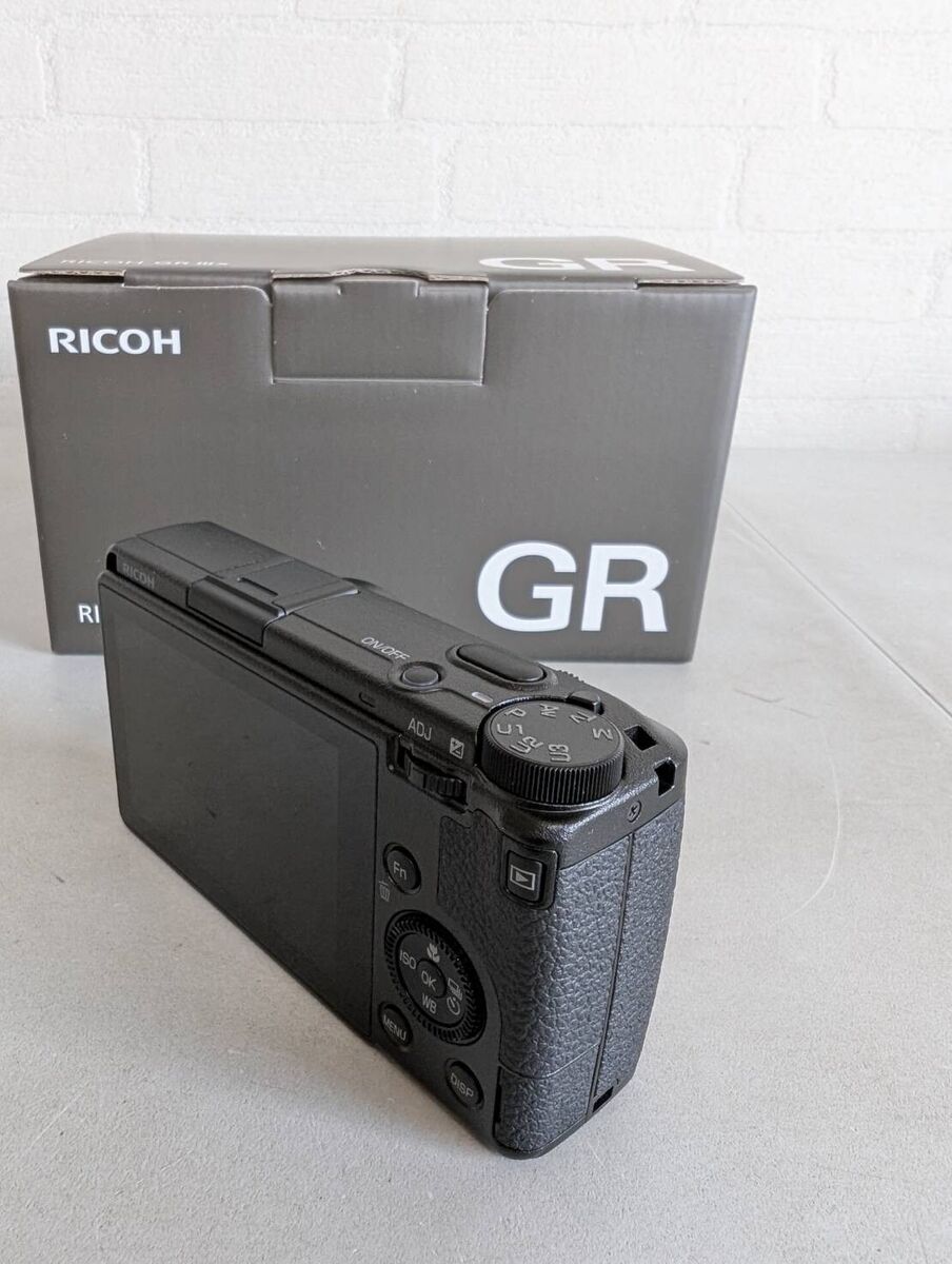 Ricoh GR IIIx Compact Digital Camera - Black (26.1mm f/2.8 Ricoh GR IIIx Compact Digital Camera - Black (26.1mm f/2.8