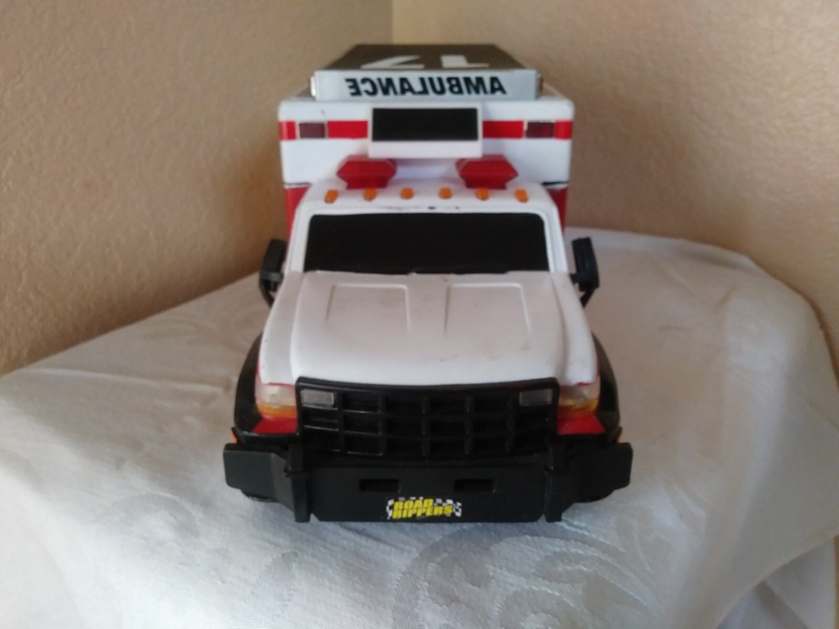 【中古】 Feel the Pain Ambulance 中古】 Feel the Pain Ambulance Pull-Back Metal Ambulance Toy