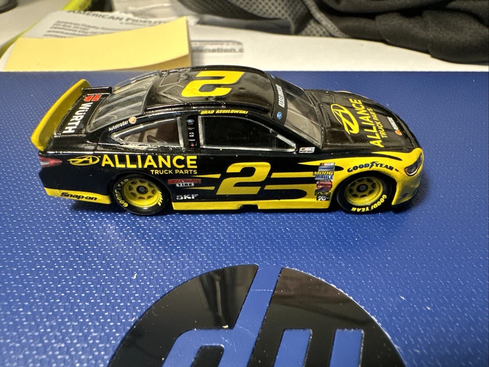 Brad Keselowski 2017 Lionel Collectibles #2 Alliance Truck Parts 1/64 Foto 3 de 4