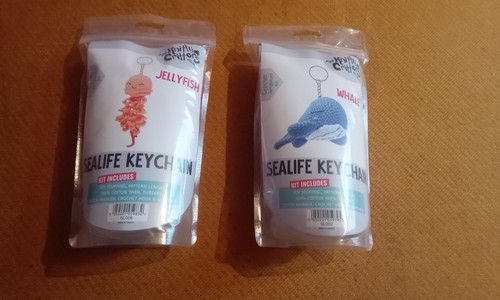 2 x Knitty Critters Sealife Schlüsselanhänger-Sets - Quallen & Wal