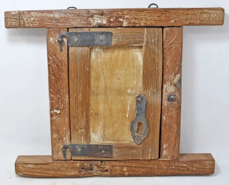 Antigua decoración de pared de ventana pequeña de madera original antigua hecha a mano pintada rústica Foto 3 de 4