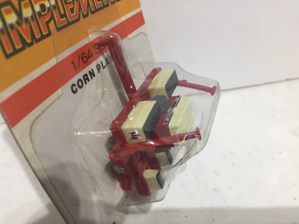 International 800 Cyclo Air Flow 4 Row Planter w Markers 1/64 Scale NIP by Ertl - Image 2 of 4