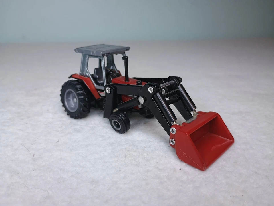 ERTL 1:64 Scale Massey Ferguson 3120 With Front Bucket Display Only - Image 4 of 4