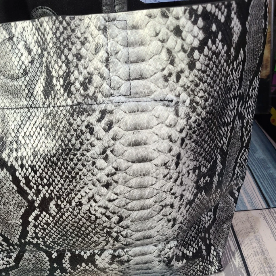 Bolso de Mano SUMMER & ROSE Imitación Piel de Serpiente Precio de Venta sugerido por el fabricante $58 19" x 10" x 7" ¡BOLSO DE MANO RESISTENTE! Foto 4 de 4