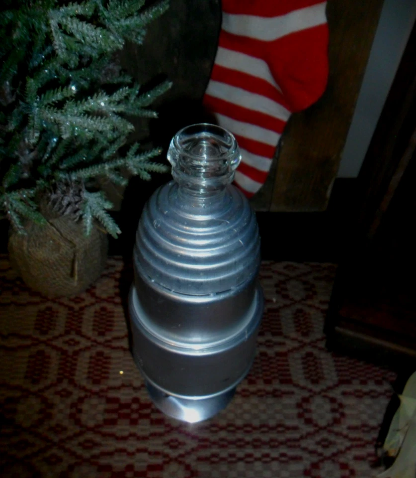 Árbol de Navidad primitivo, filtros de cafetera de metal antiguo, lata de magdalenas y tapa de vidrio Foto 2 de 4