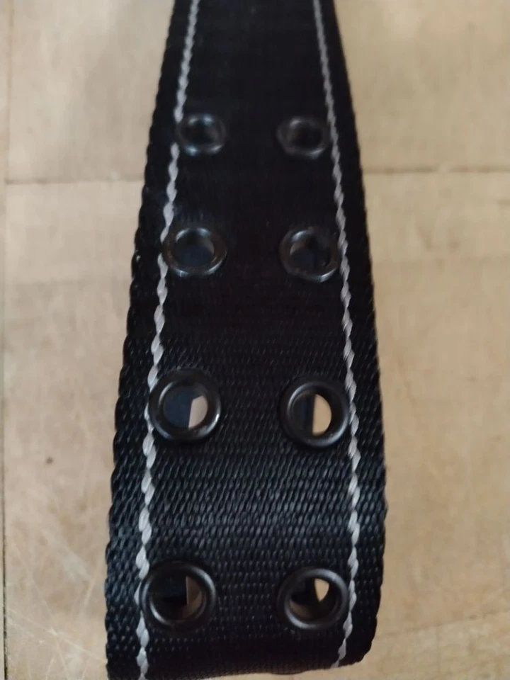 Collar de perro KONG Max ultra duradero con hebilla de metal M mediano negro Foto 3 de 4