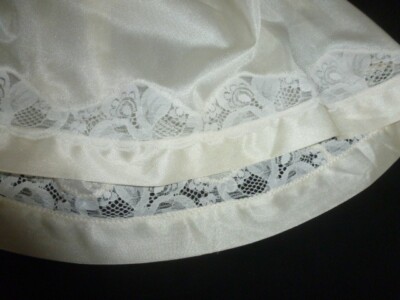 joli jupon vintage, jolie dentelle Taille 44/46/48 taille élastique ref