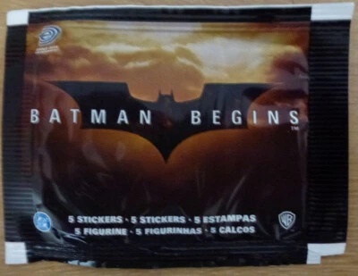 BATMAN BEGINS 2005 TOPPS 5 Trading Stickers DC Warner Pochette Scellée Sealed - Photo 1/2