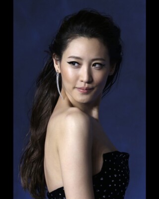 CLAUDIA KIM 8x10 PHOTO