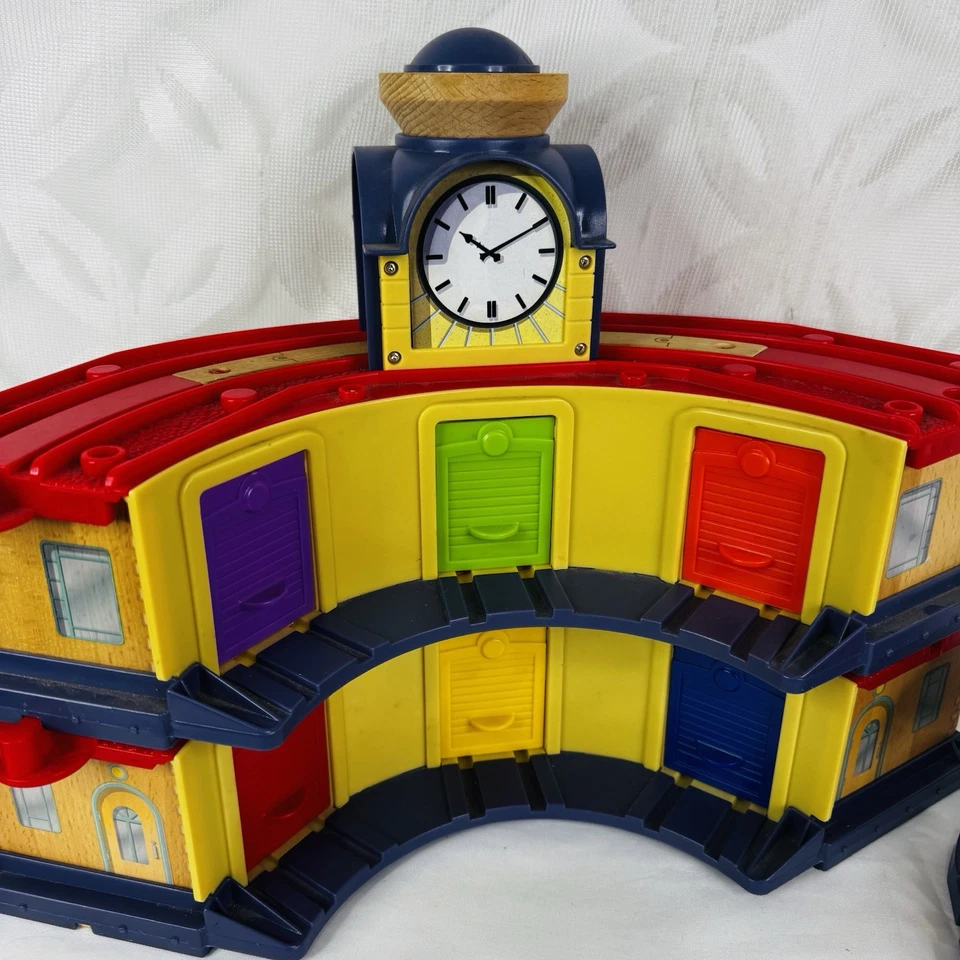 Casa redonda de dos pisos para ferrocarril de madera Chuggington con tocadiscos elevador 2010 Foto 4 de 4